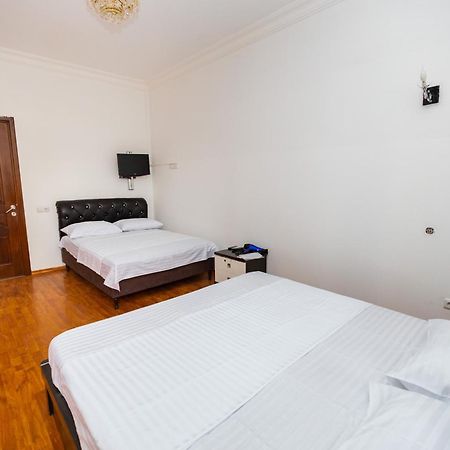 Yan Hotel Erevan Esterno foto
