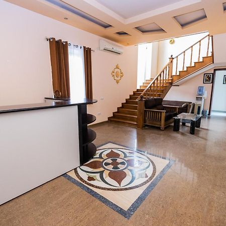 Yan Hotel Erevan Esterno foto
