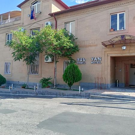 Yan Hotel Erevan Esterno foto