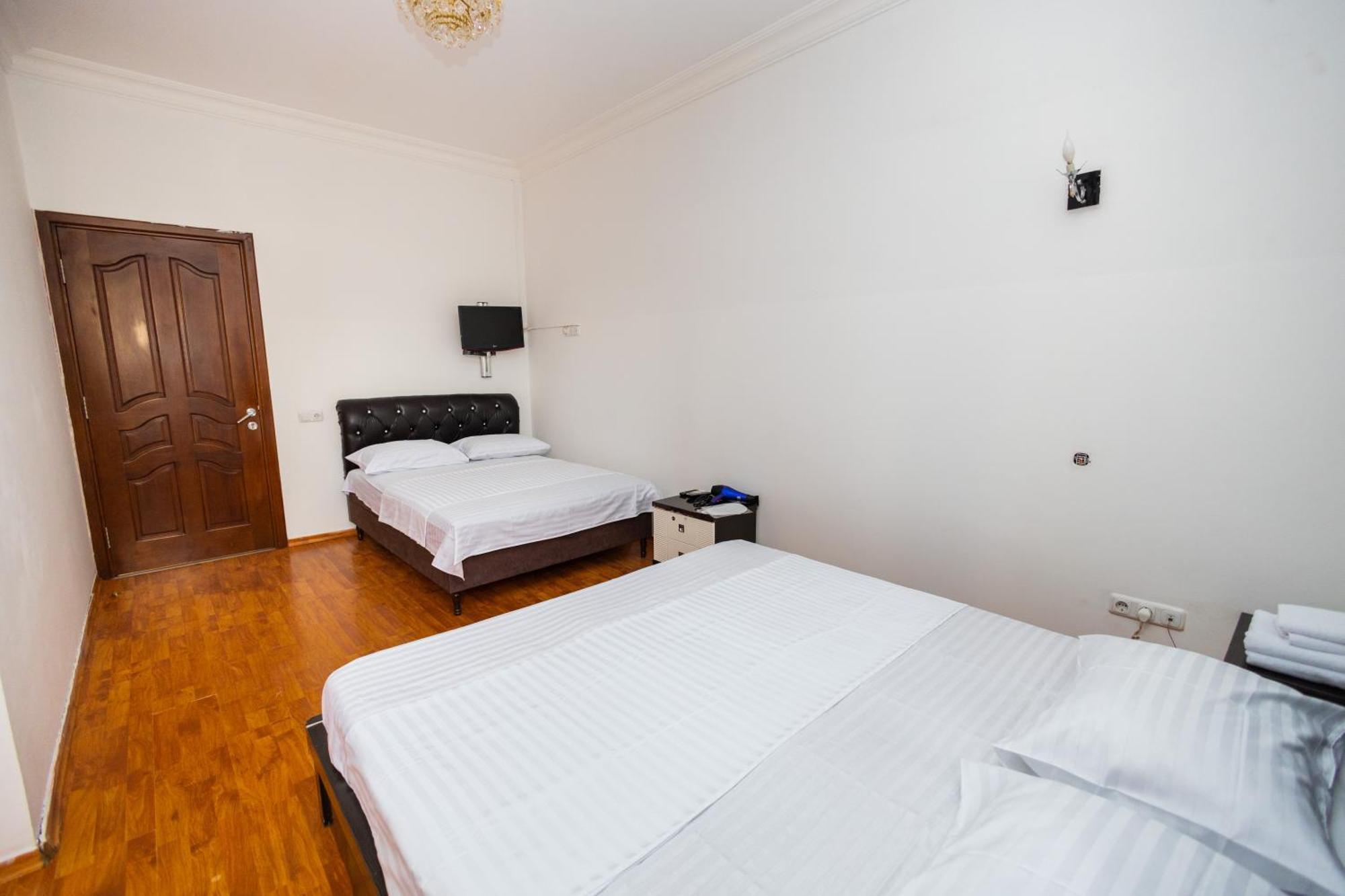 Yan Hotel Erevan Esterno foto