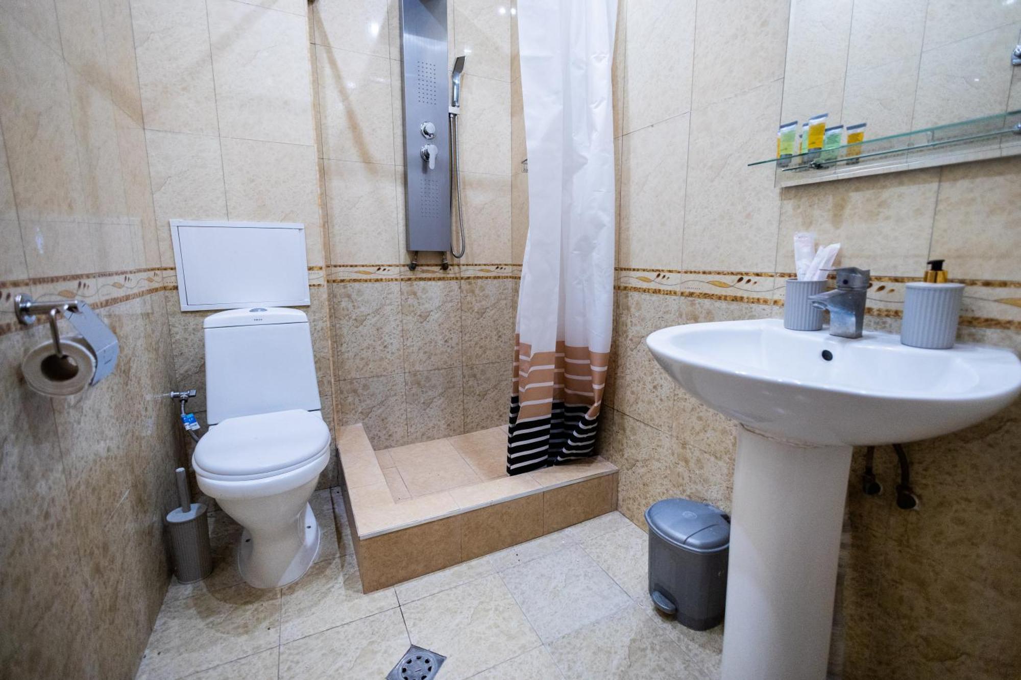 Yan Hotel Erevan Esterno foto