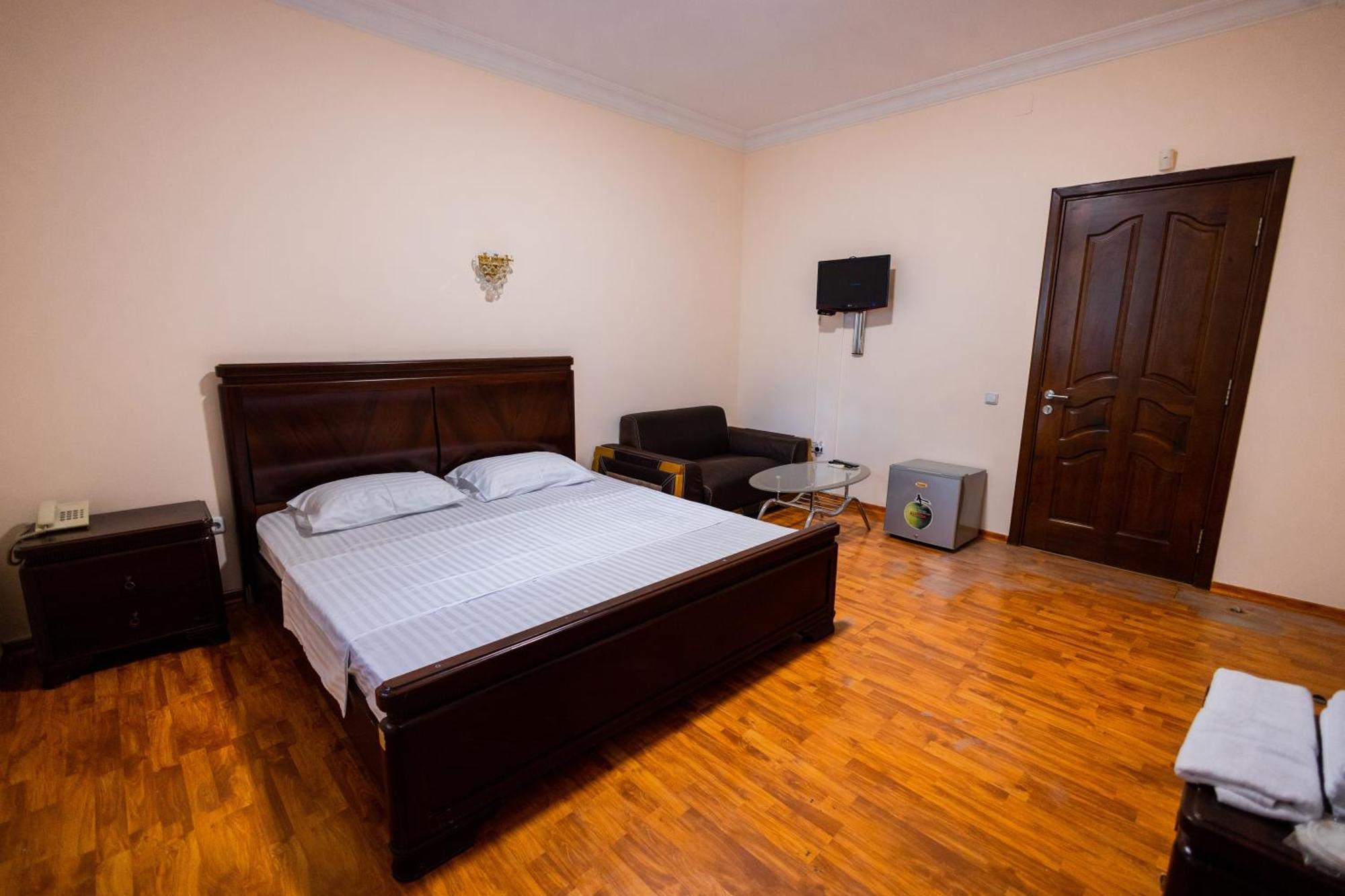 Yan Hotel Erevan Esterno foto