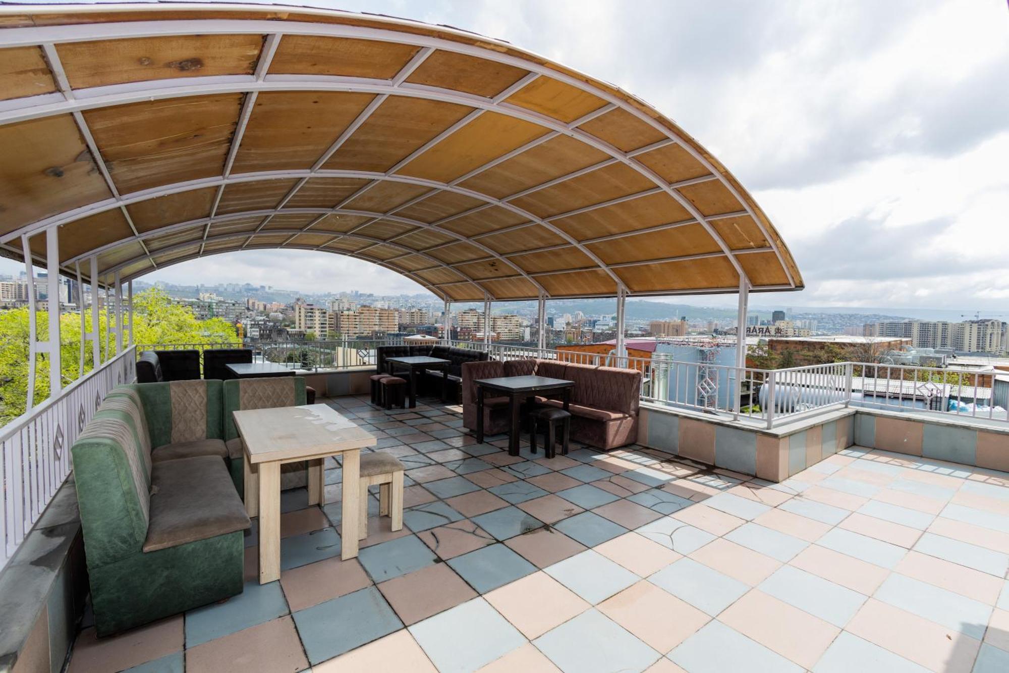 Yan Hotel Erevan Esterno foto