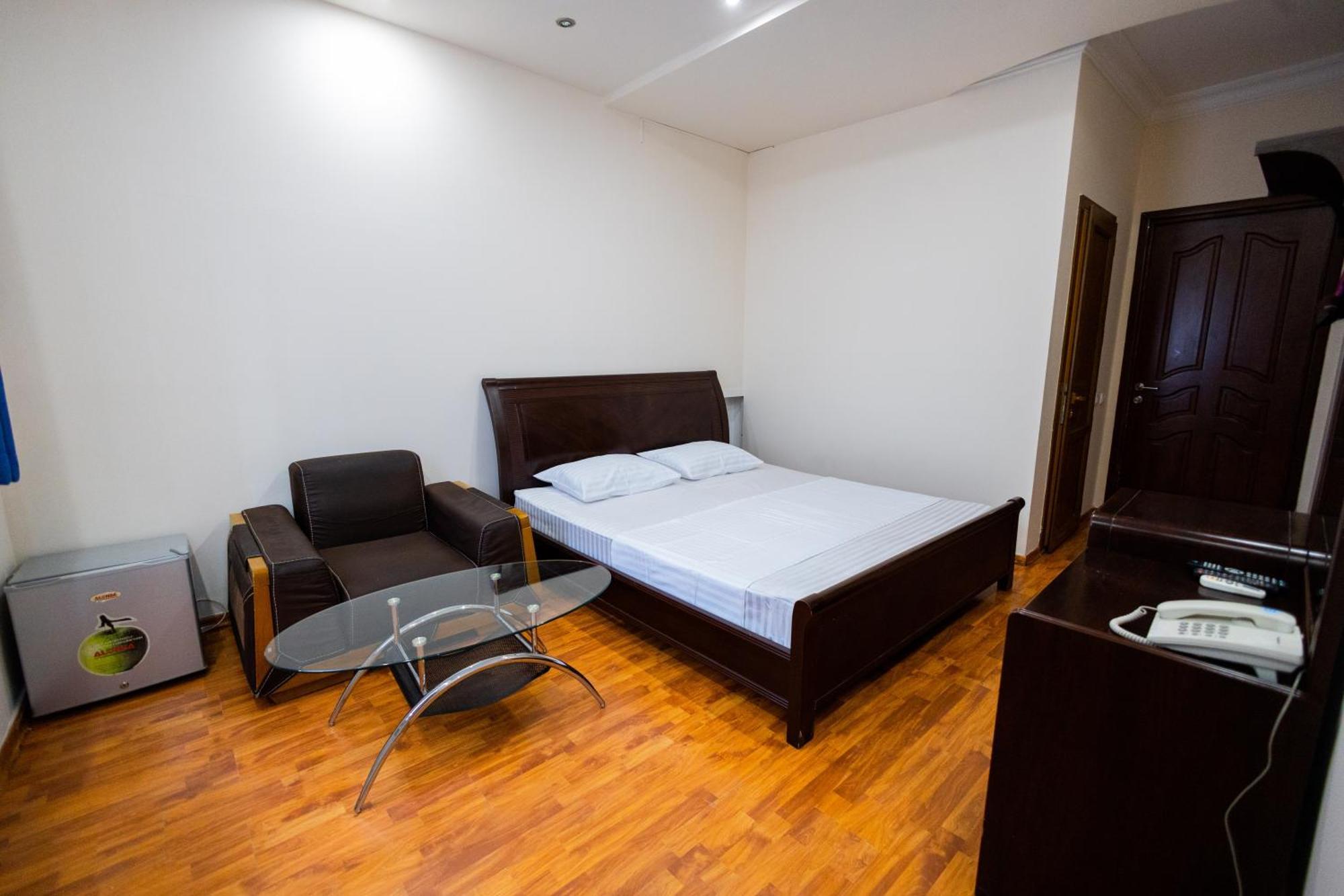 Yan Hotel Erevan Esterno foto