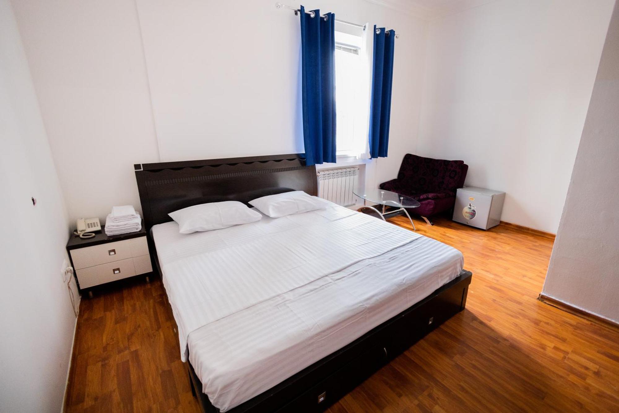Yan Hotel Erevan Esterno foto