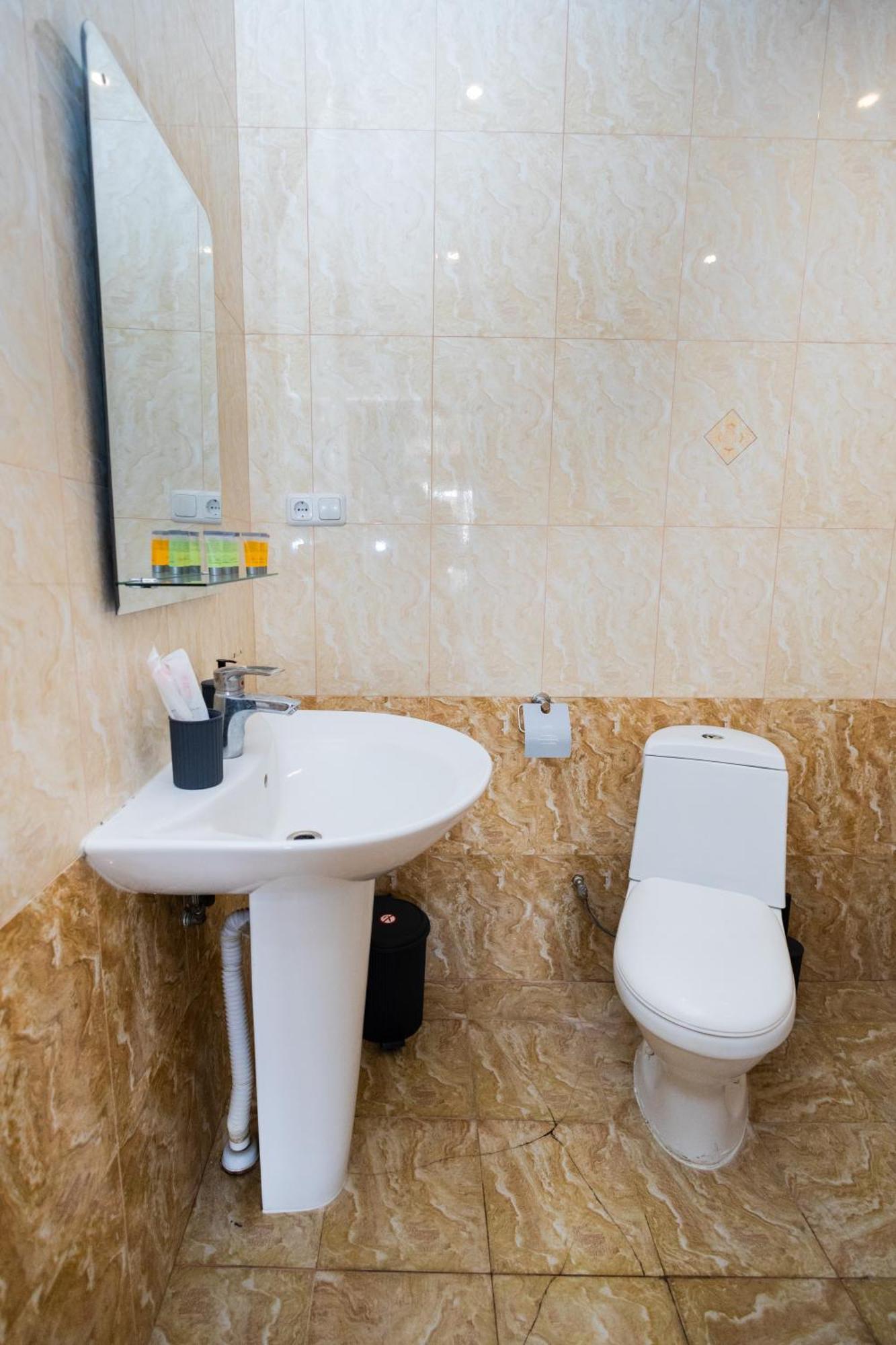 Yan Hotel Erevan Esterno foto