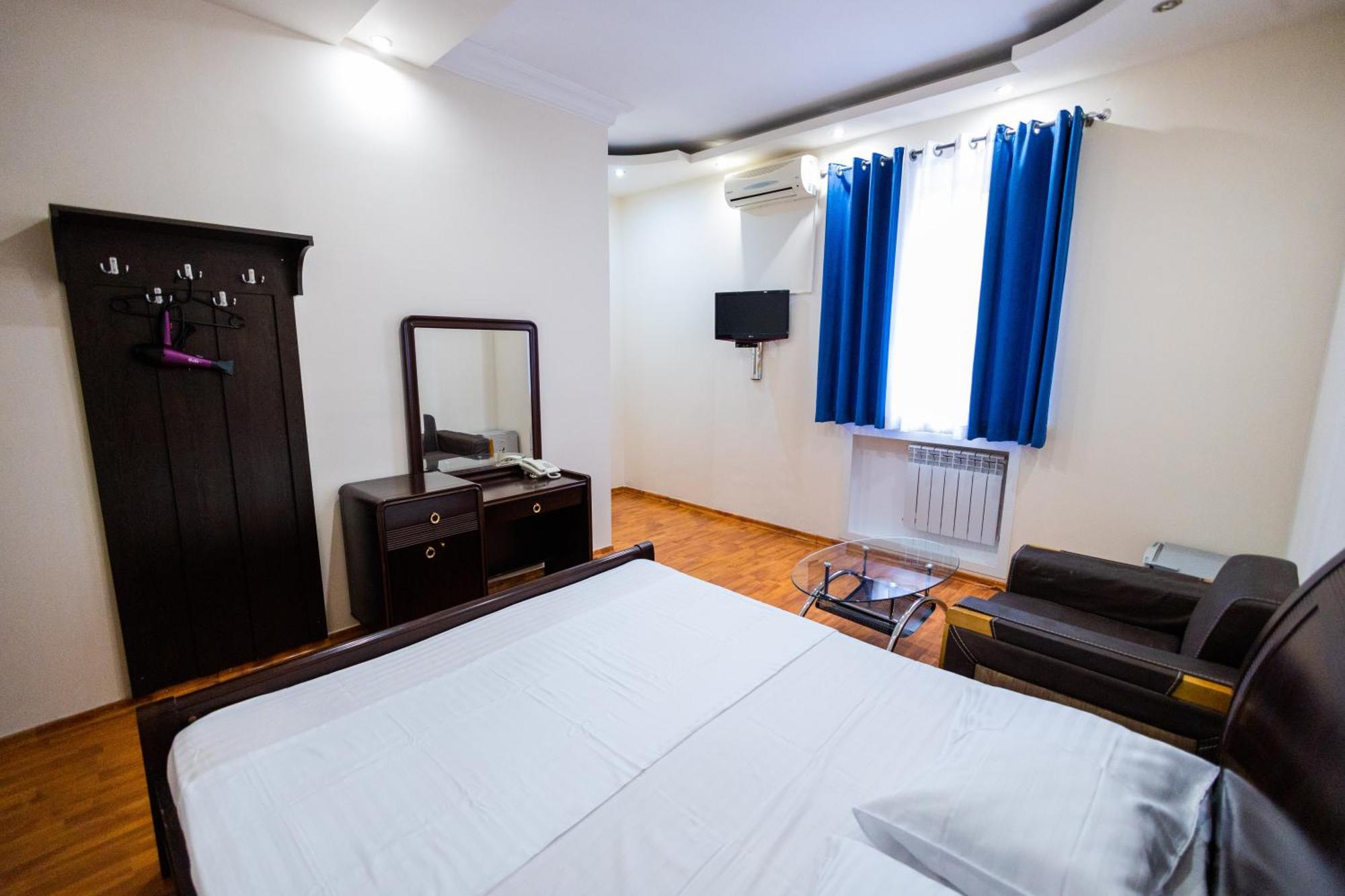 Yan Hotel Erevan Esterno foto