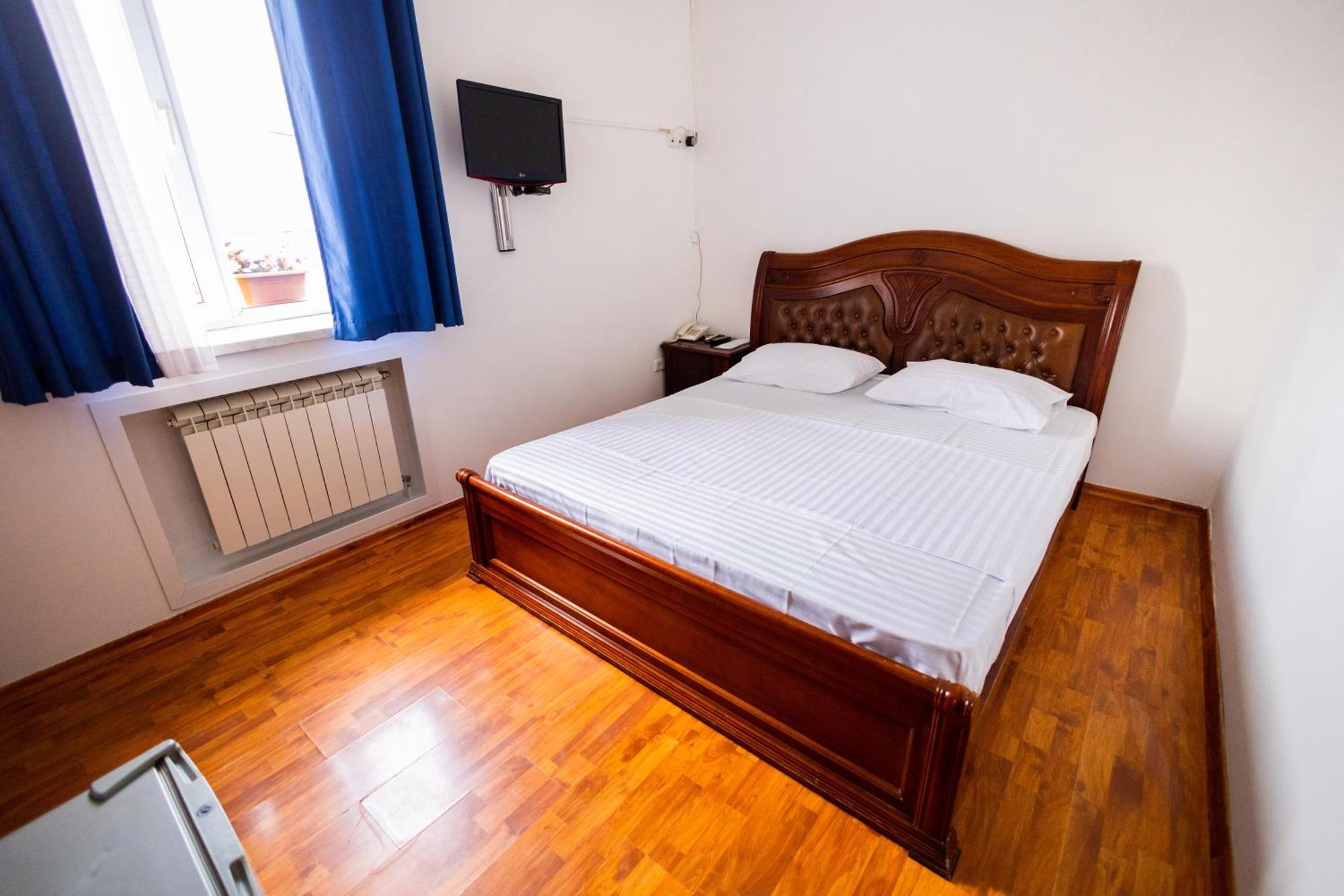 Yan Hotel Erevan Esterno foto