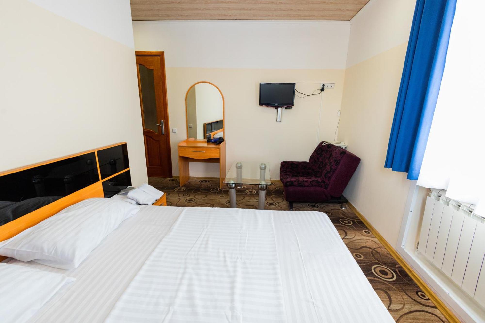 Yan Hotel Erevan Esterno foto