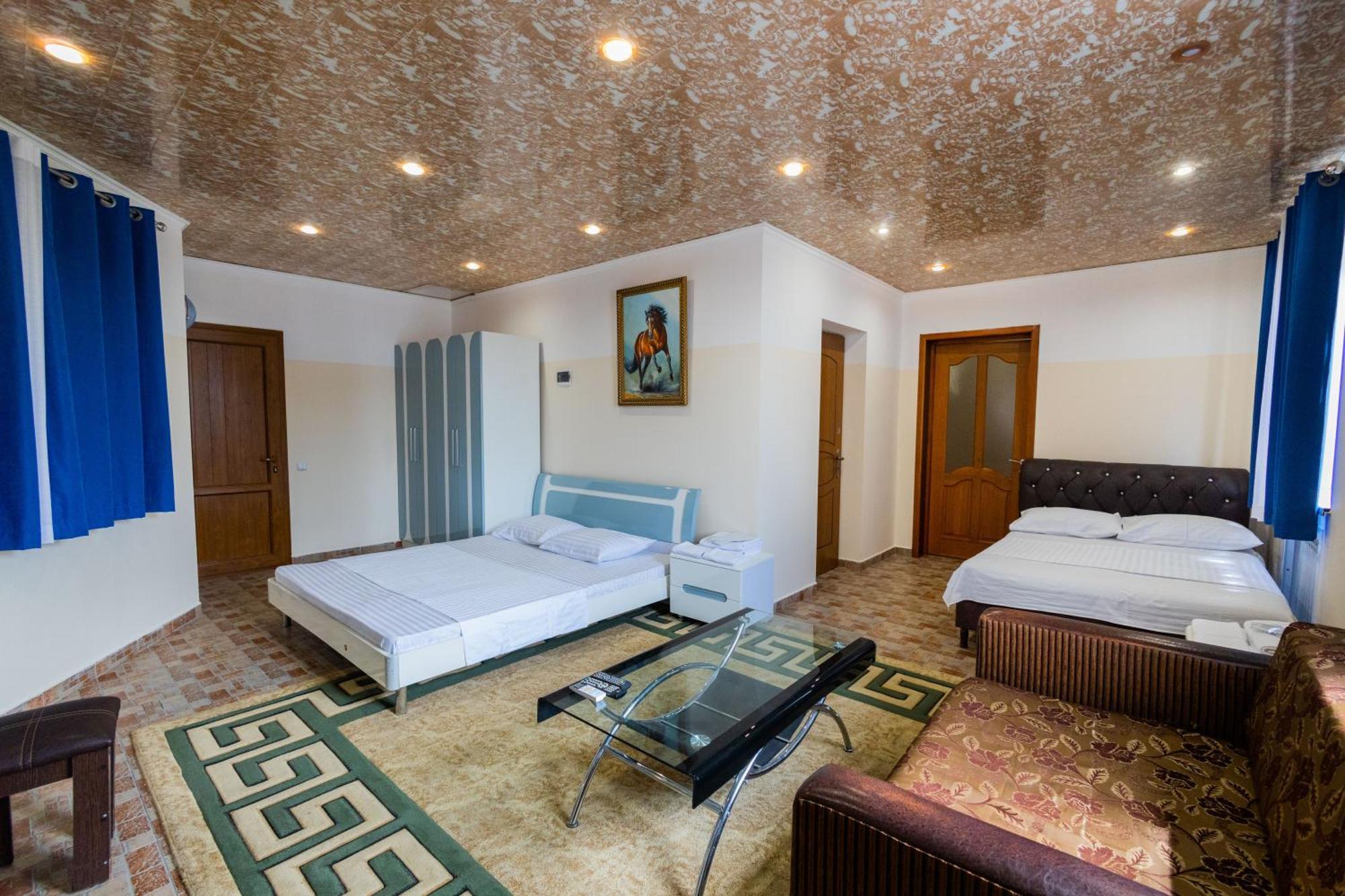 Yan Hotel Erevan Esterno foto