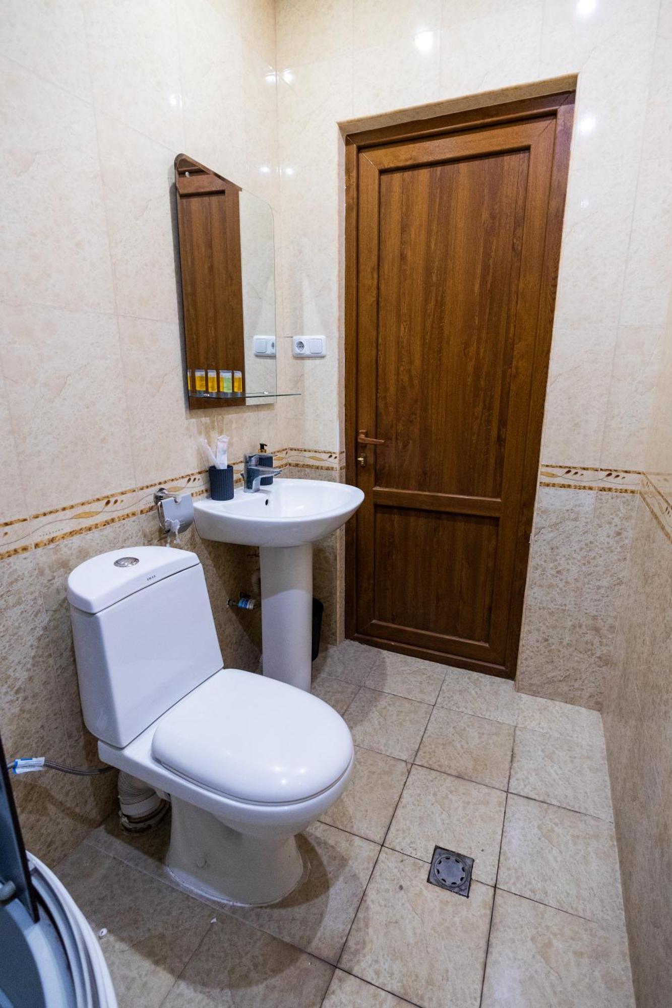 Yan Hotel Erevan Esterno foto