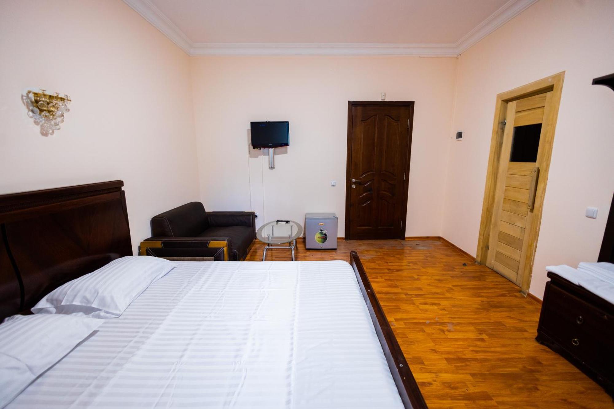 Yan Hotel Erevan Esterno foto