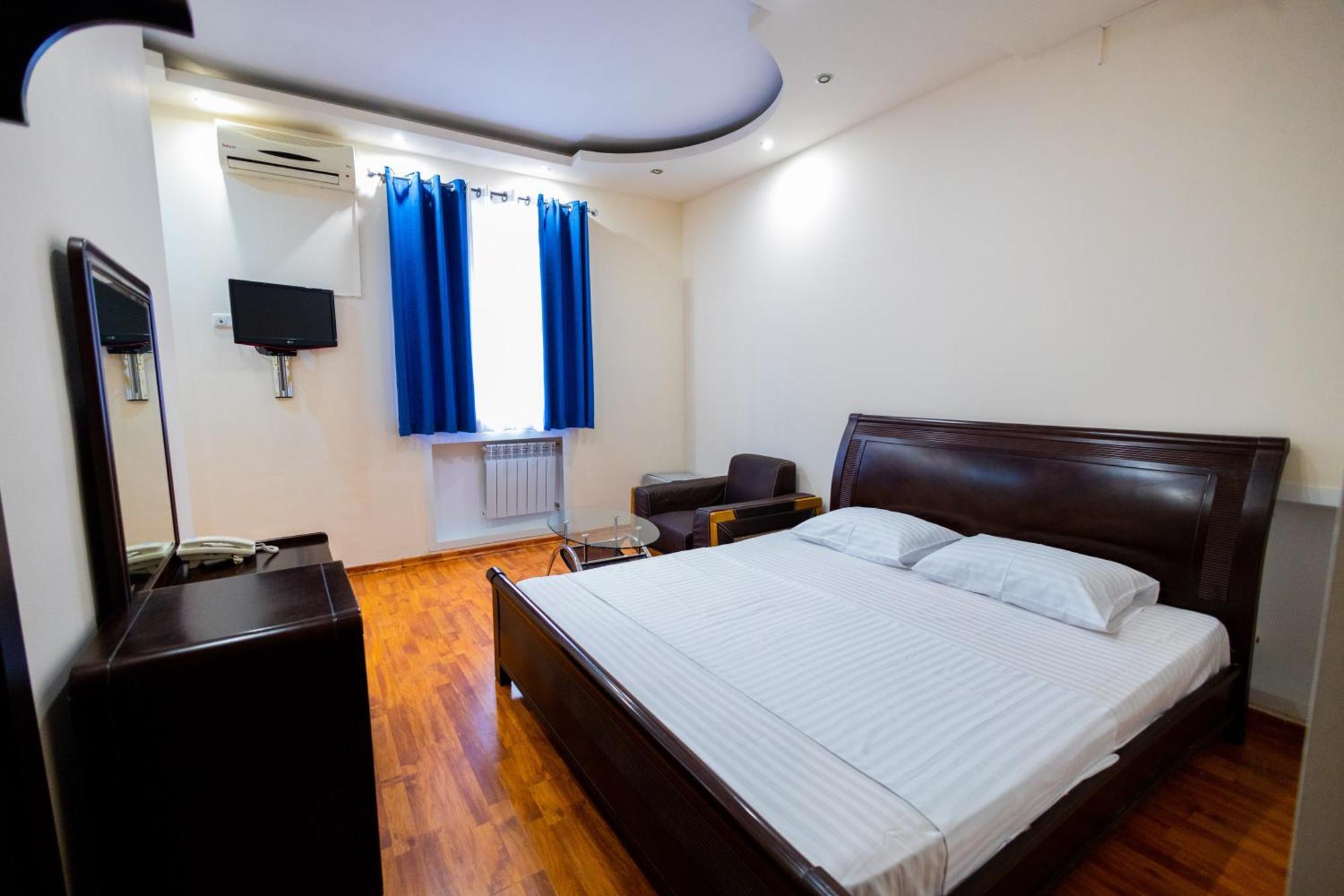 Yan Hotel Erevan Esterno foto