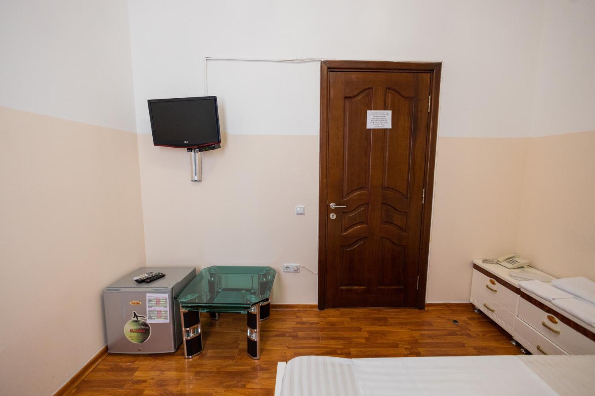 Yan Hotel Erevan Esterno foto