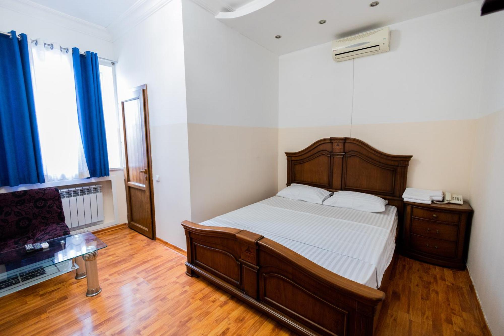 Yan Hotel Erevan Esterno foto