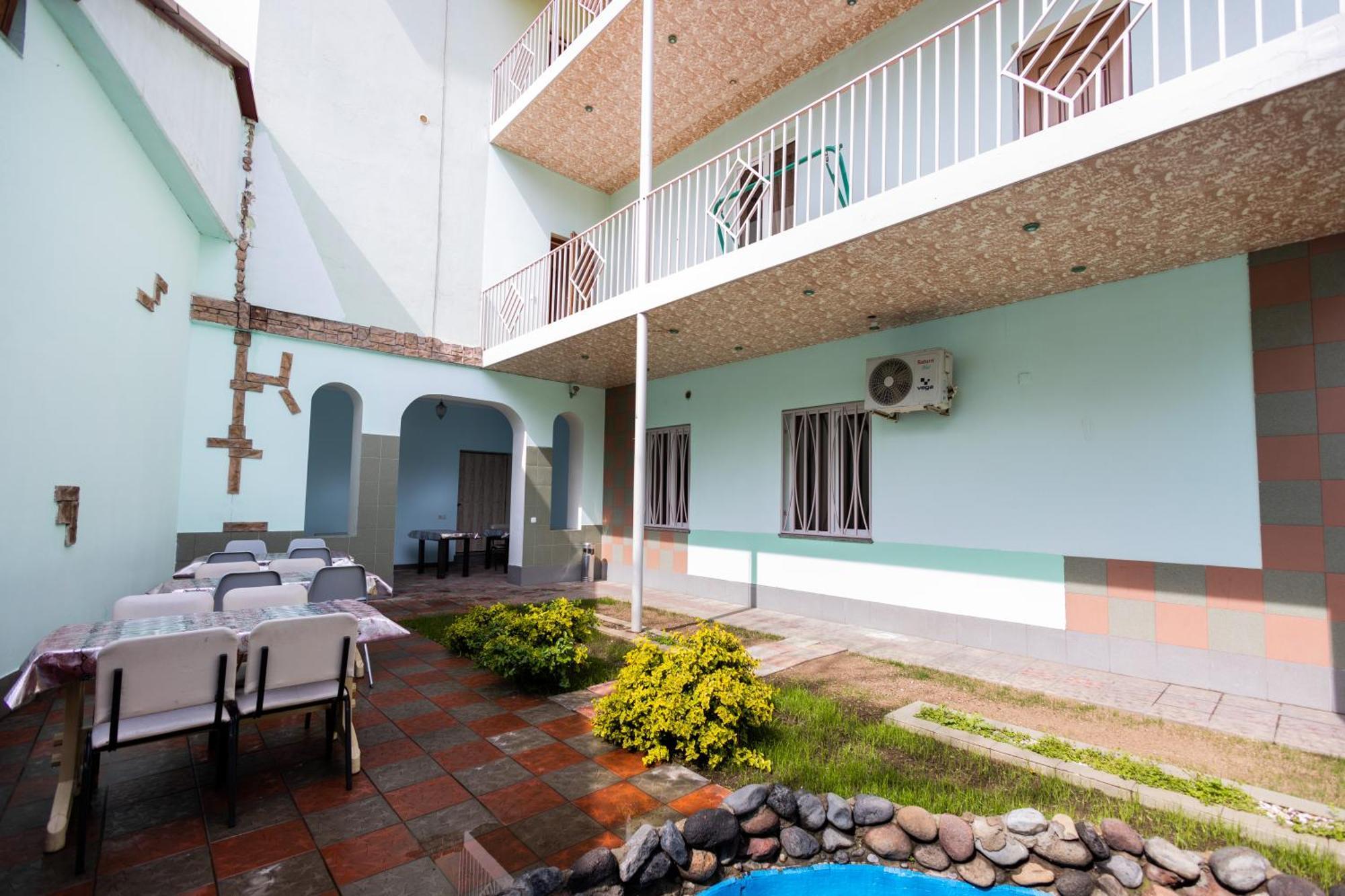 Yan Hotel Erevan Esterno foto