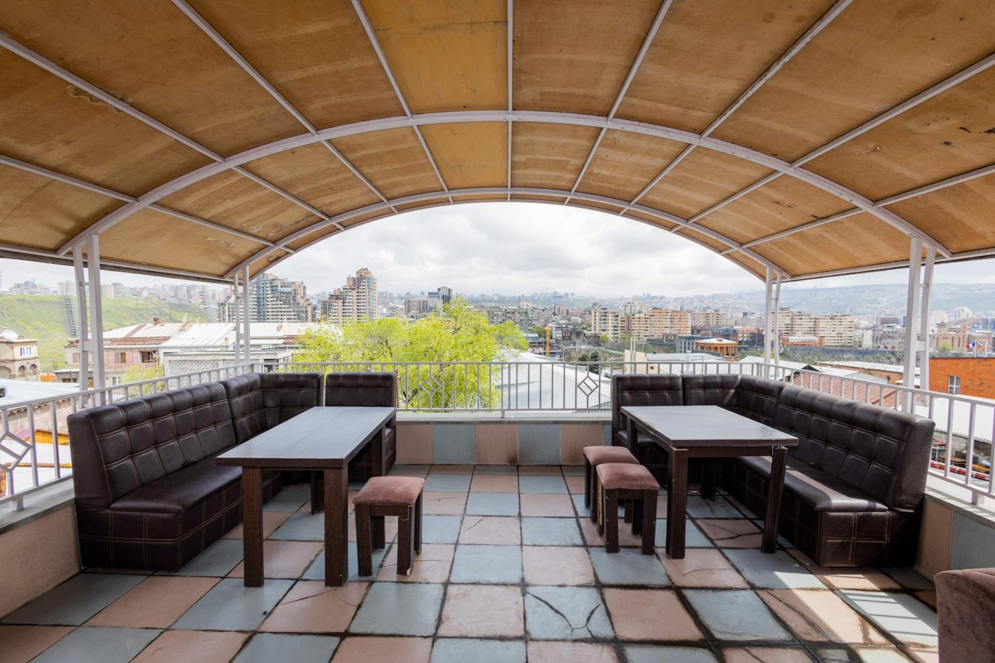 Yan Hotel Erevan Esterno foto