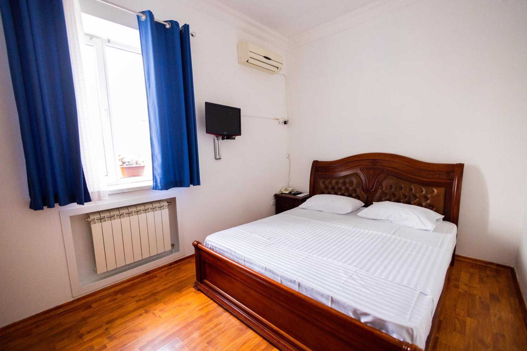 Yan Hotel Erevan Esterno foto