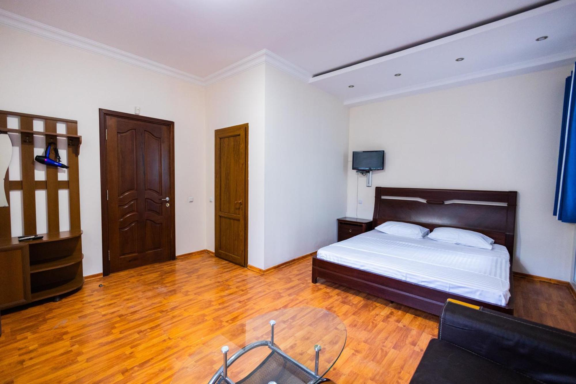 Yan Hotel Erevan Esterno foto