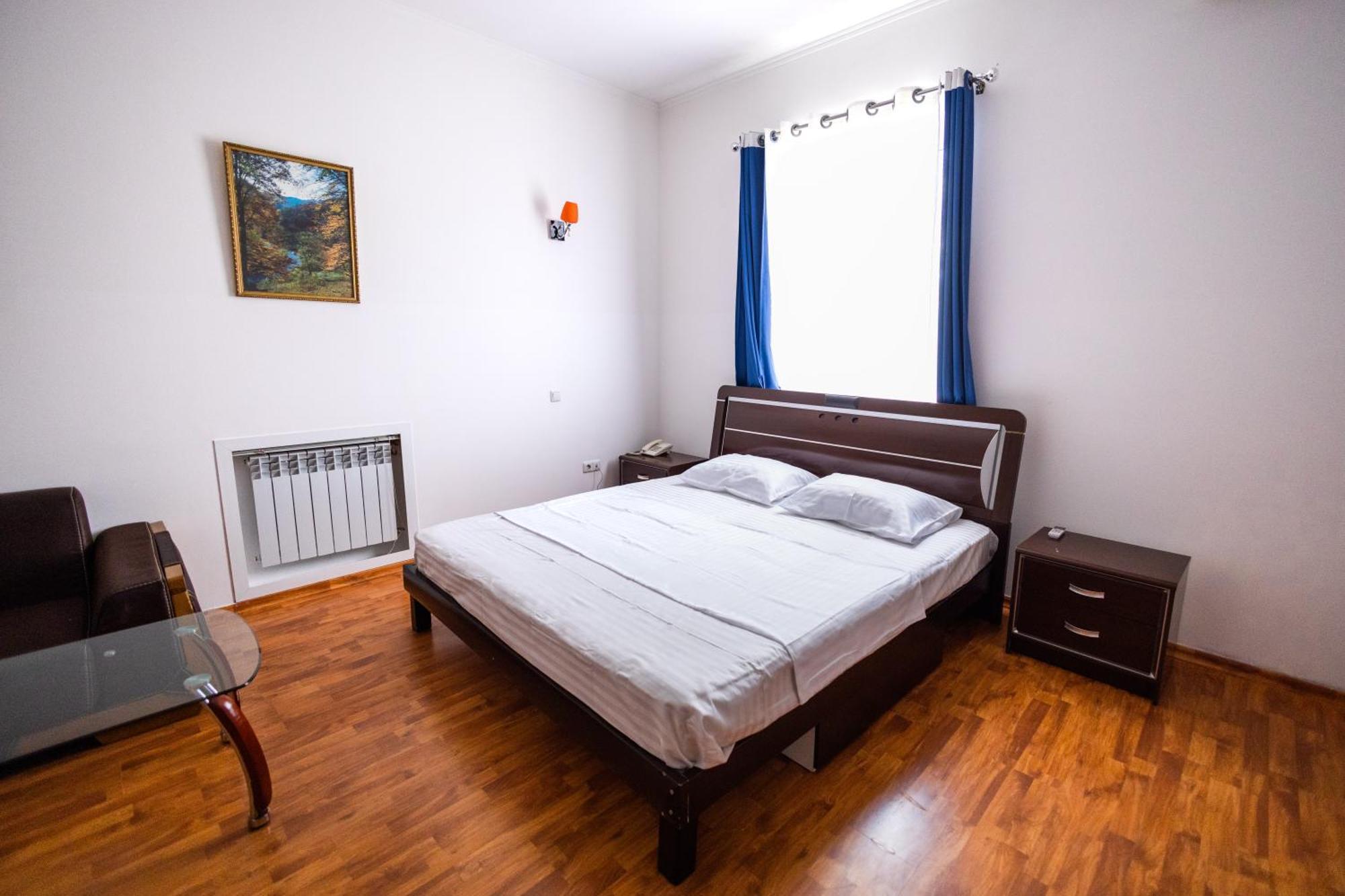 Yan Hotel Erevan Esterno foto