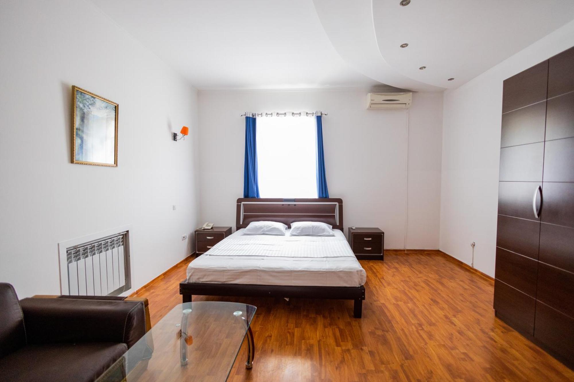 Yan Hotel Erevan Esterno foto