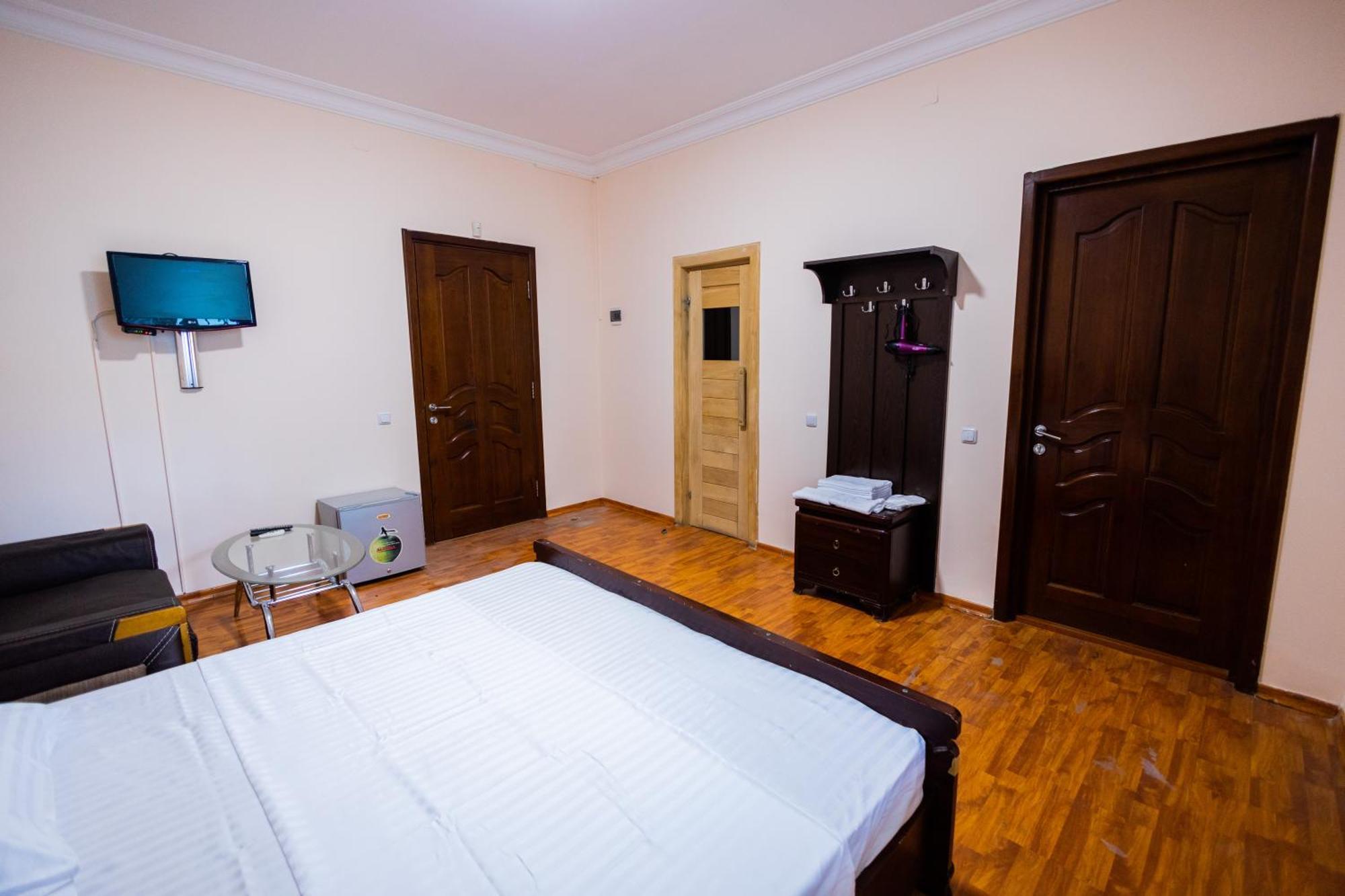 Yan Hotel Erevan Esterno foto