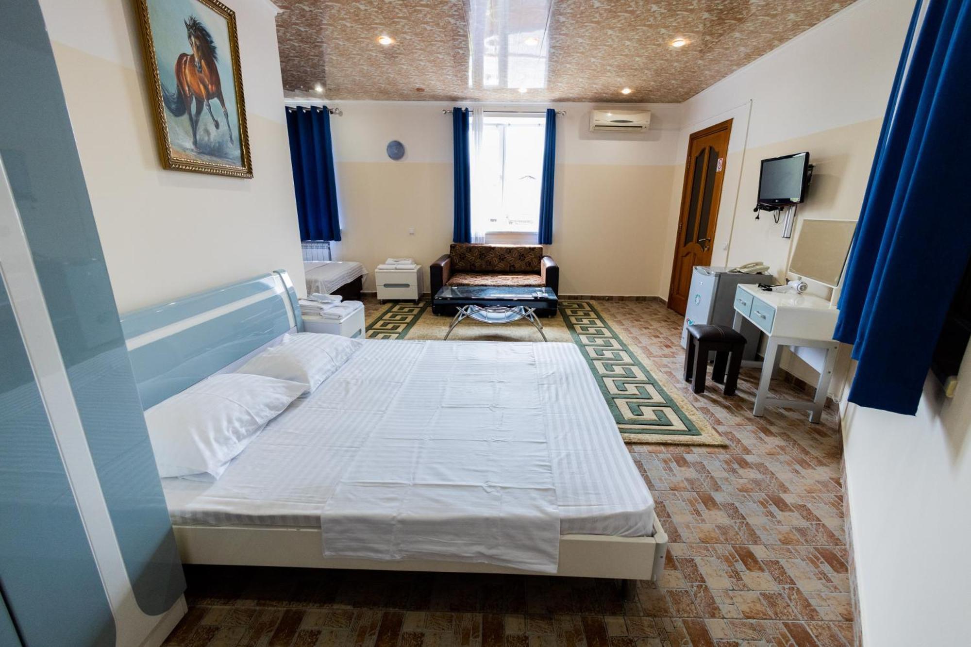 Yan Hotel Erevan Esterno foto