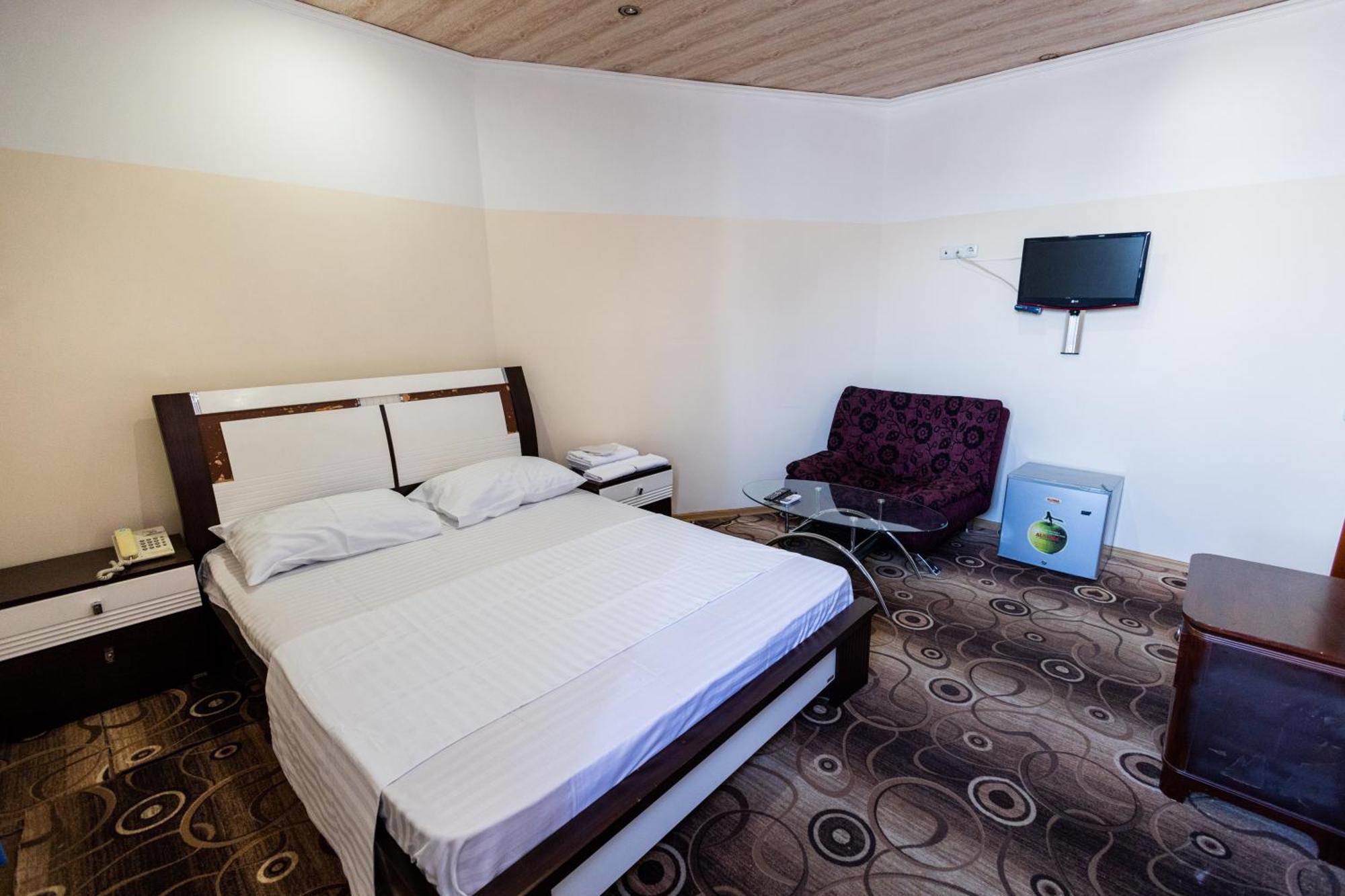 Yan Hotel Erevan Esterno foto