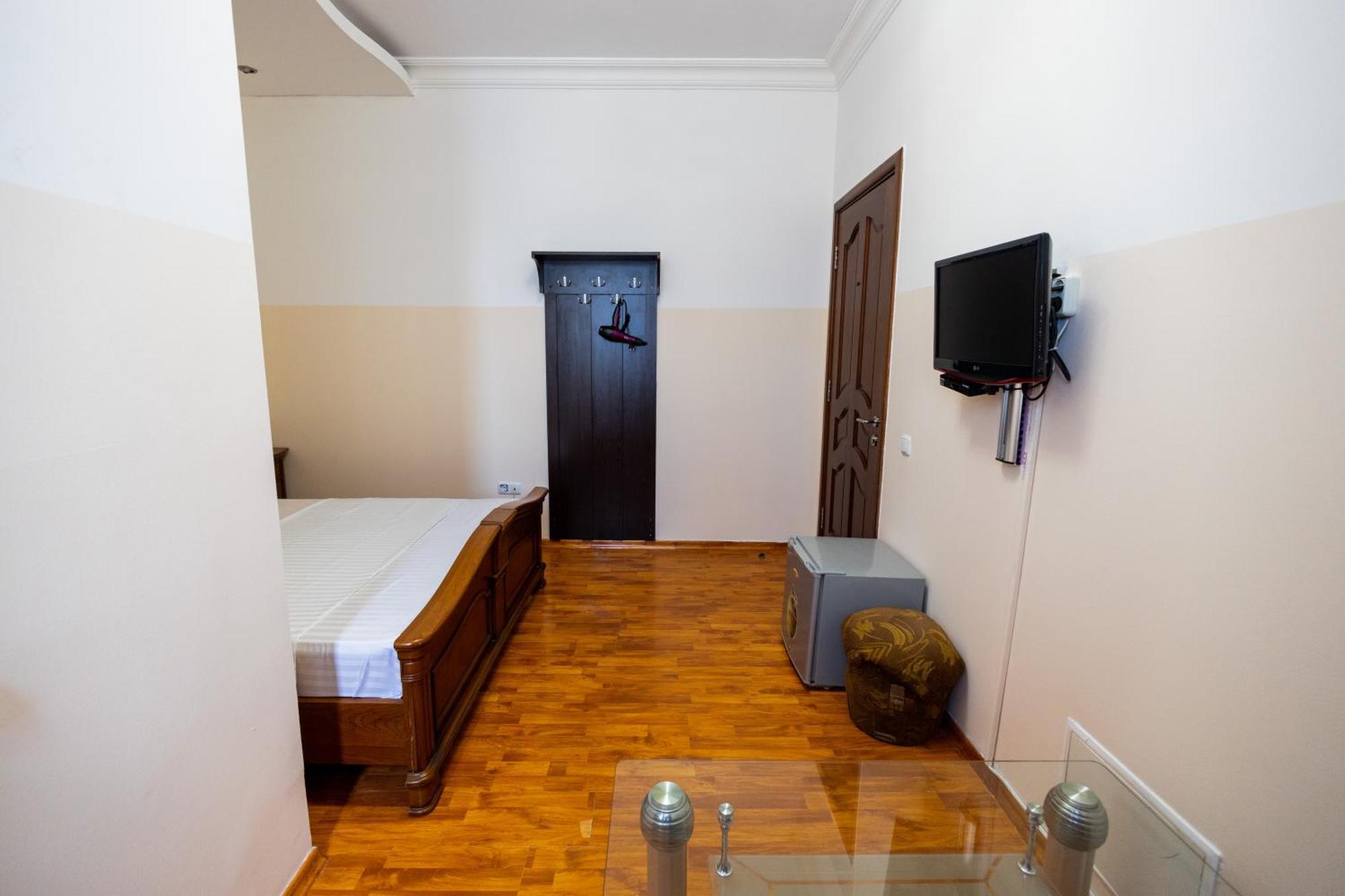Yan Hotel Erevan Esterno foto