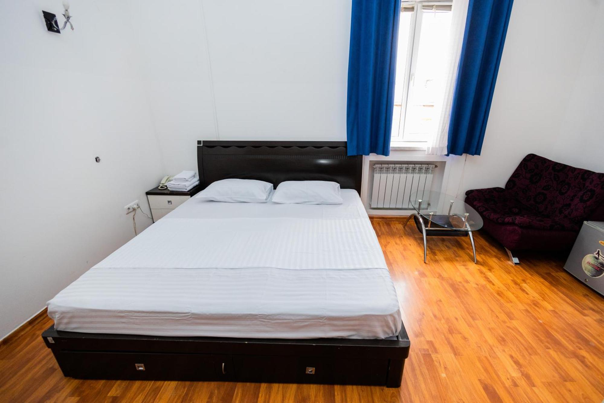 Yan Hotel Erevan Esterno foto