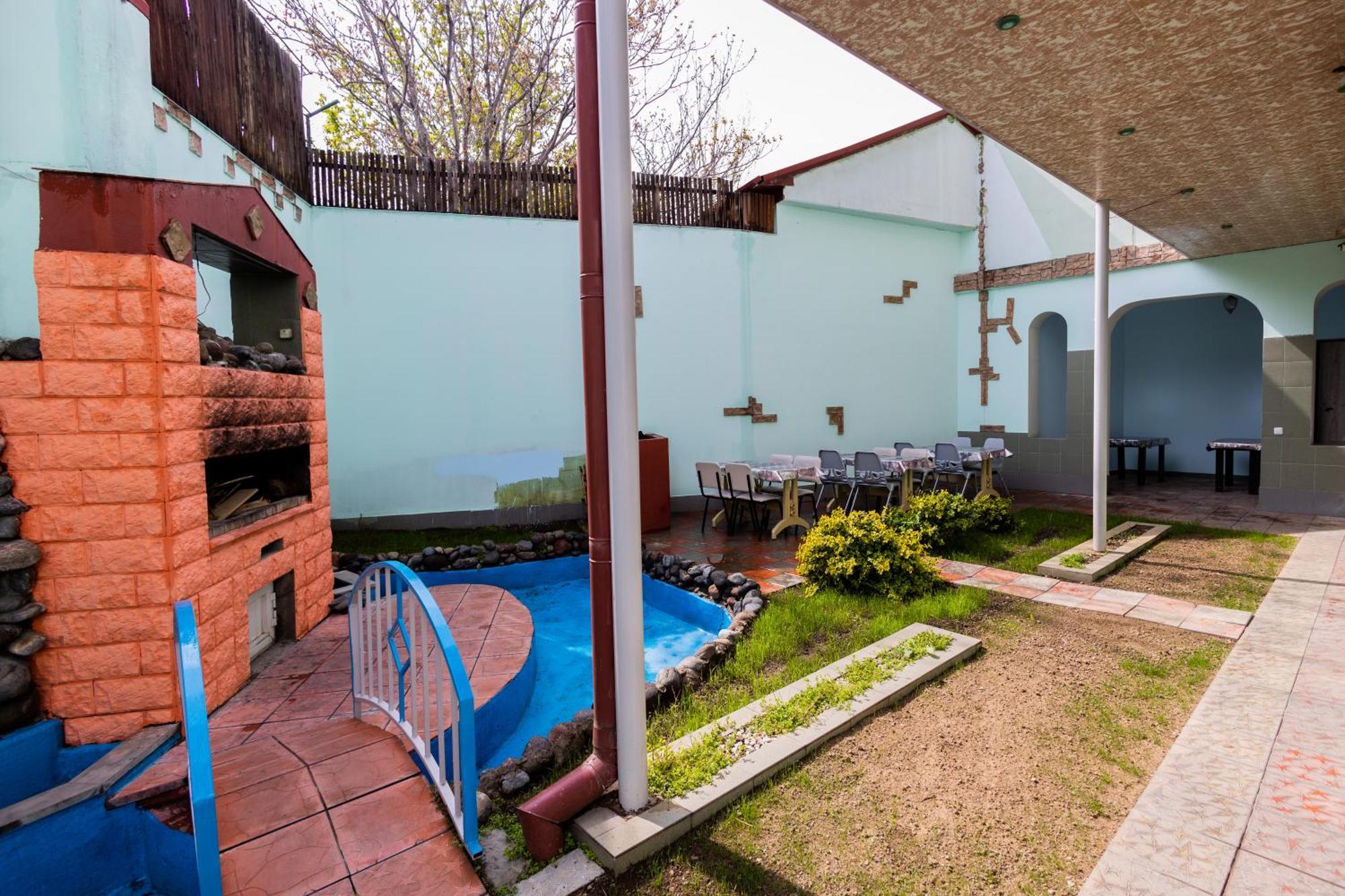 Yan Hotel Erevan Esterno foto