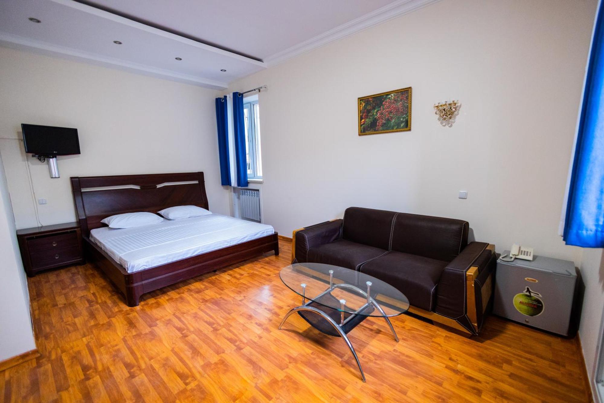 Yan Hotel Erevan Esterno foto