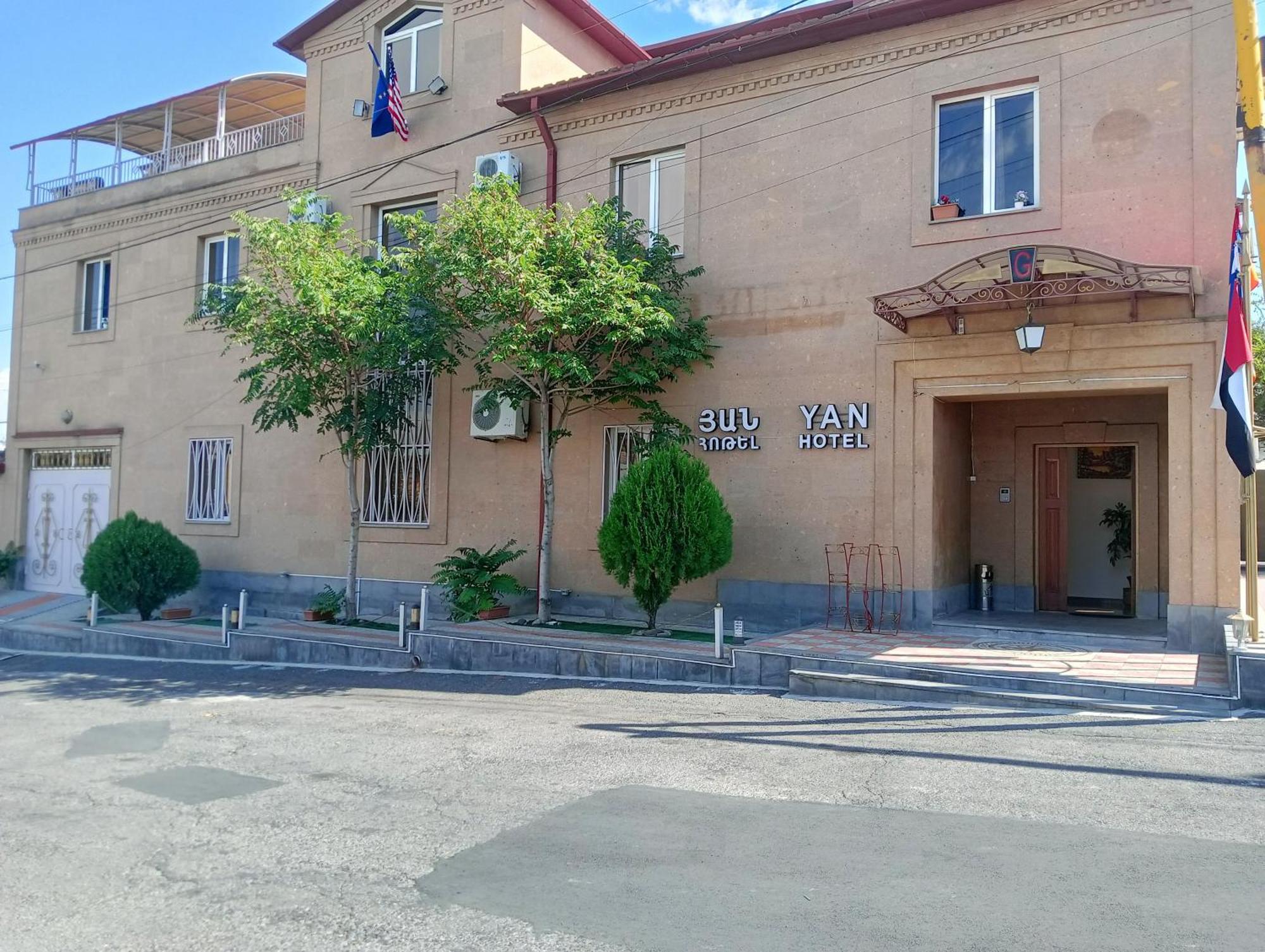 Yan Hotel Erevan Esterno foto